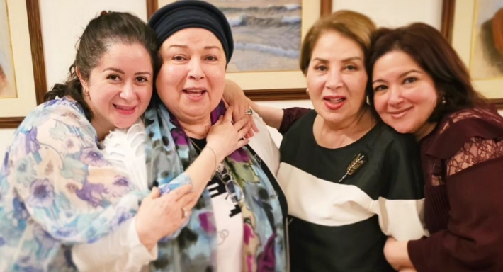 نورا مع شقيقتها بوسي وابنتيها سارة ومي