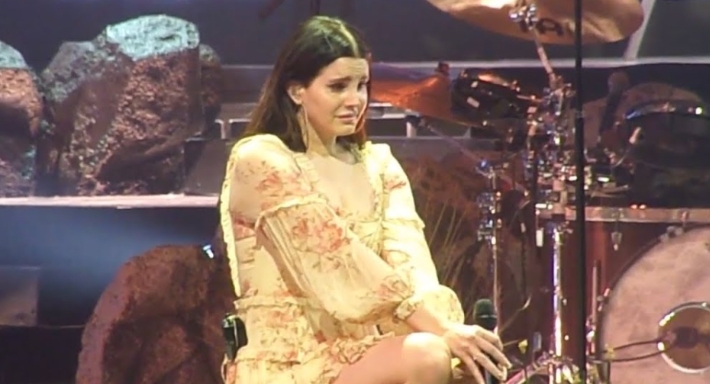 لانا ديل راي تعتذر عن تأخرها 