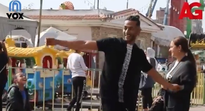 محمد رمضان ونيللي كريم والطفل منذر مهران