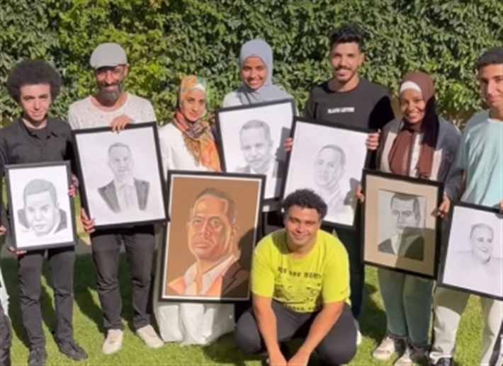 إسلام إبراهيم مع الفنانين التشكيليين مع لوحات مصطفى درويش