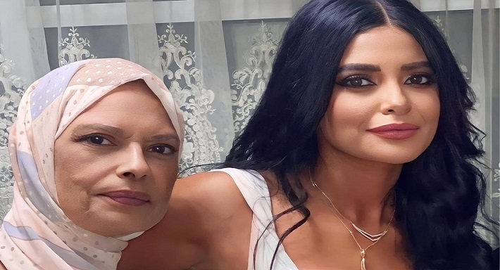 مروة الأزلي ووالدتها