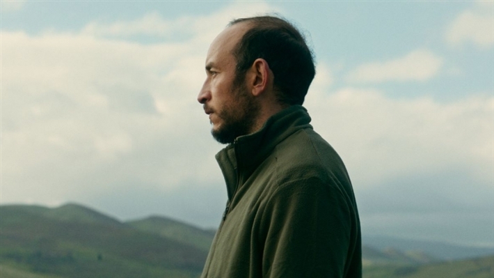 مشهد من فيلم وراء الجبال