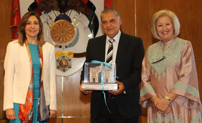 محسن بين وزيرة الثقافة الاردنية د.هيفاء النجار ووزيرة الثقافة المصرية د. نفين النجار