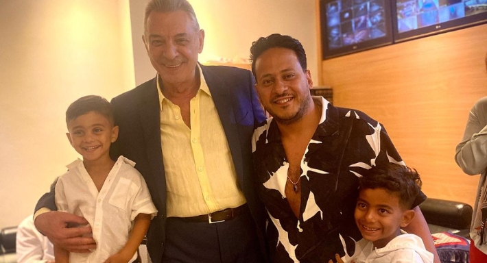 كريم عفيفي وأولاده مع محمود حميدة في العرض الخاص لمطرح مطروح