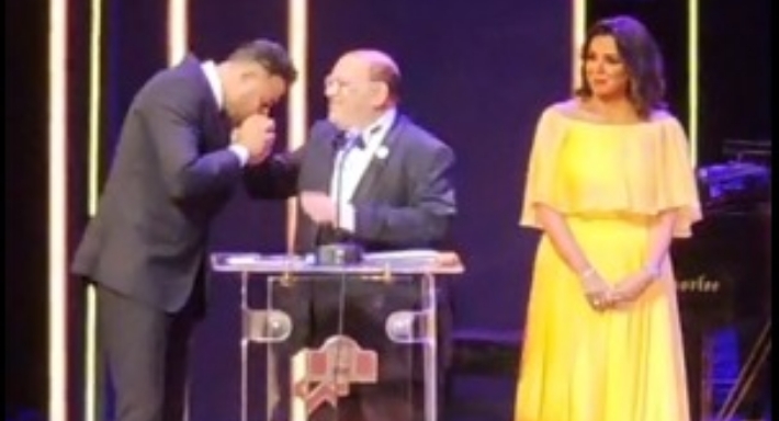 أحمد السعدني يقبل يد صلاح عبد الله