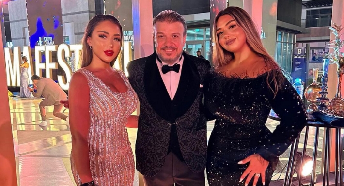 أحمد سلامة وابنتيه سارة وموني