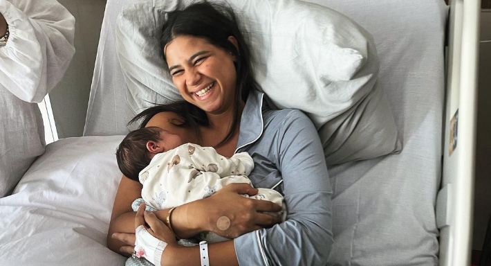 دينا داش وابنها في المستشفى