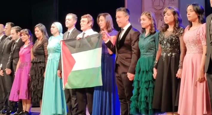 محمد صبحي يرفع علم فلسطين في آخر ليلة عرض للمسرحية