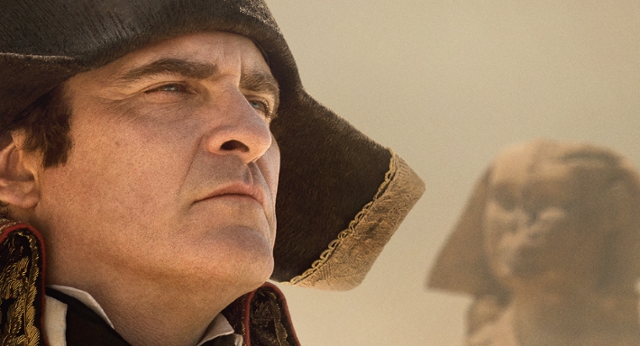 واكين فينيكس مع أبو الهول في بوستر Napoleon