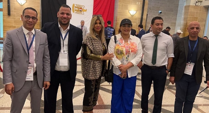 بوسي شلبي وهالة صدقي في القنصلية للمشاركة في الانتخابات