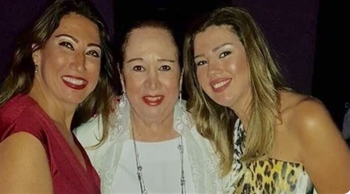 رانيا فريد شوقي ووالدتها وشقيقتها عبير