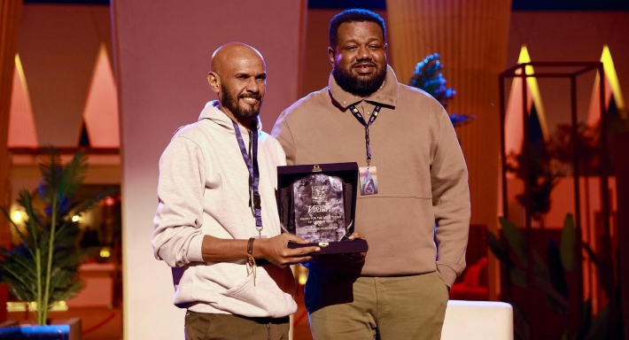 الممثل السوداني نزار جمعة يتسلم جائزة وداعا جوليا