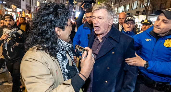 أليك بالدوين في مشادة كلامية مع داعم لفلسطين