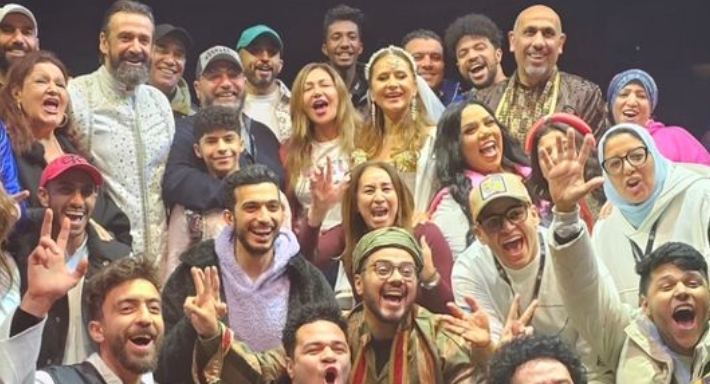 ليلى علوي مع أبطال مسرحية السندباد