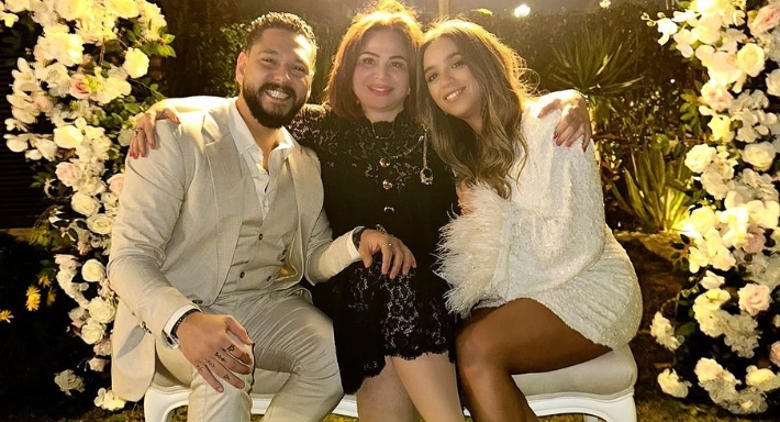 إلهام شاهين وابن شقيقها وعروسه