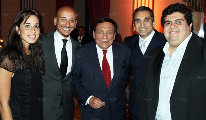 عادل إمام مع أسرة فريق عمل البرنامج