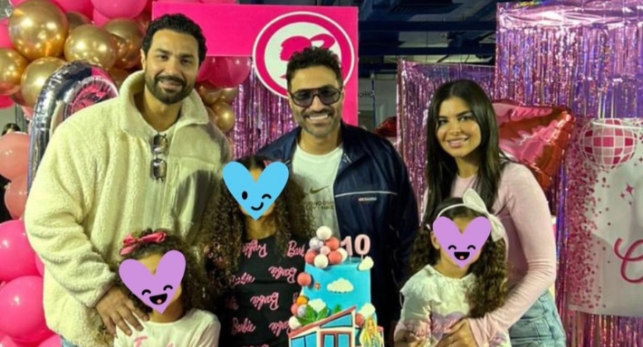 كريم فهمي وزوجته وبناتهما وأحمد فهمي