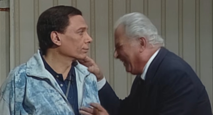 الفنان الراحل عمر الحريري مع عادل إمام في لقطة من مسرحية 
الواد سيد الشغال