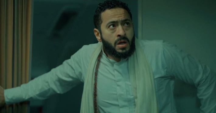 حمادة هلال في مشهد من المداح أسطورة العودة