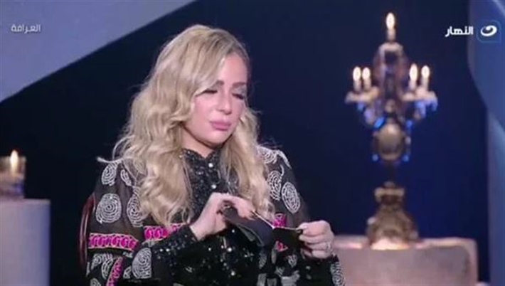 ريم البارودي تقطع ورقة الأسئلة