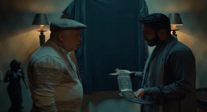 حمادة هلال وأشرف زكي في مشهد من المداح أسطورة العودة