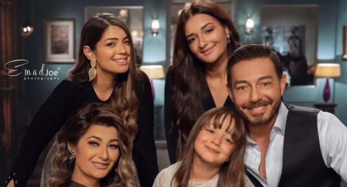 أحمد زاهر وزوجته وبناته