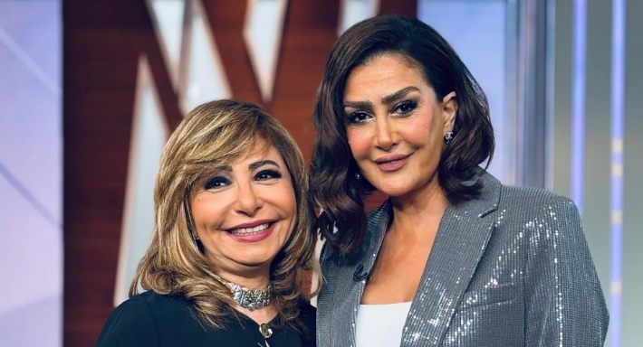 غادة عبد الرازق مع الإعلامية لميس الحديدي في كواليس برنامج كلمة أخيرة
