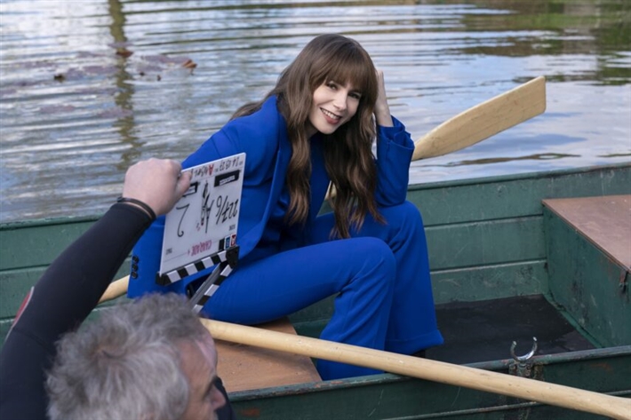 ليلي كولينز أثناء تصوير الموسم الرابع من Emily In Paris