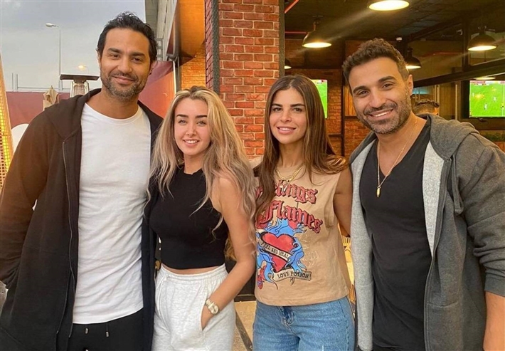 أحمد فهمي وهنا الزاهد وكريم فهمي وزوجته