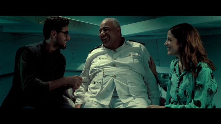 الوجه الجديد نورا عبد الرحمن وبيومي فؤاد وتيام قمر في مشهد من فيلم الصف الأخير