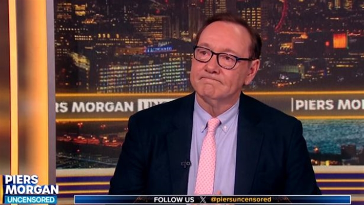 كيفين سبيسي يبكي