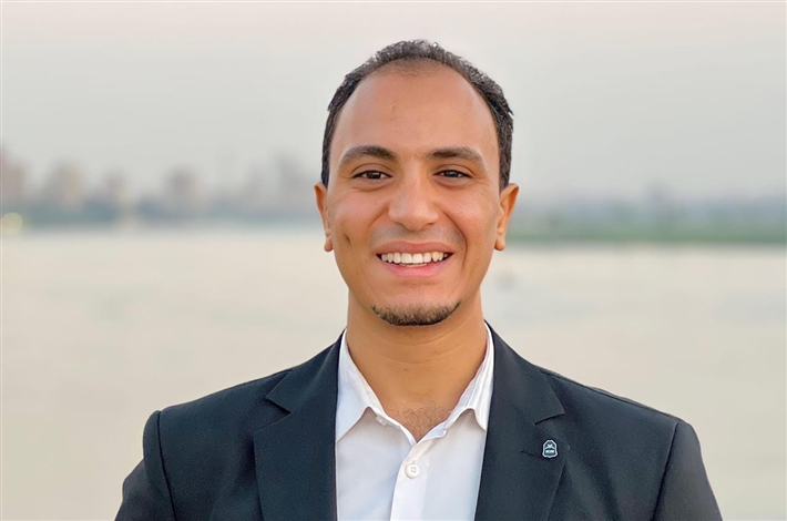 الكابتن محمود نادي مدرب اللياقة البدنية والكونغ فو يقدم نصائح للفنانين خلال أداء المشاهد القتالية