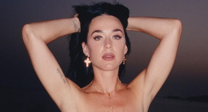 كاتي بيري تثير الجدل بكليب Lifetimes