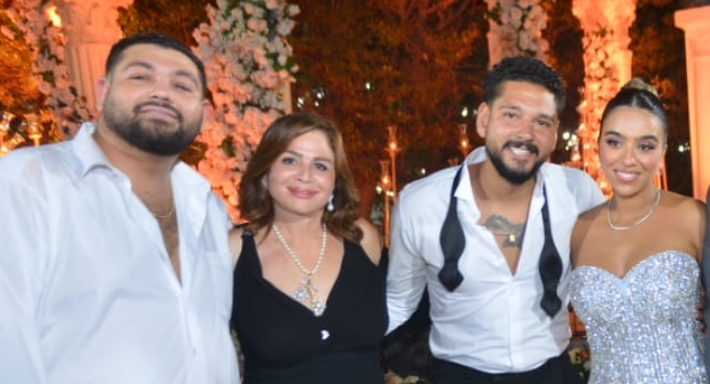 إلهام شاهين ومحمود شاهين وعروسه وشقيقه