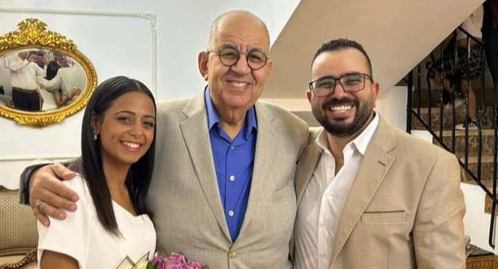 محمد التاجي وابنه وخطيبته