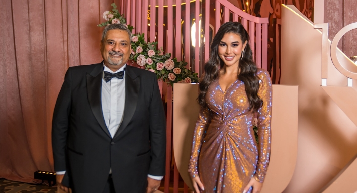 ياسمين صبري مع تامر محمود رئيس قطاع التسويق لمنتجات العناية الشخصية والجمال لمنطقة شمال إفريقيا وبلاد الشام والعراق