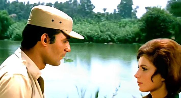 محمود ياسين ونجوى إبراهيم في مشهد من فيلم (الرصاصة لا تزال في جيبي)