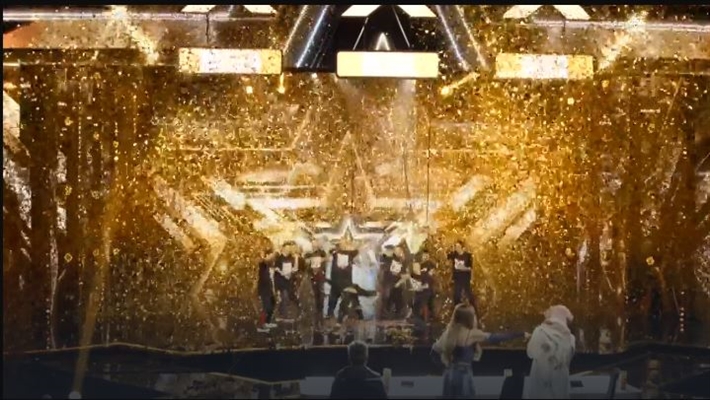 لحظة الباز الذهبي