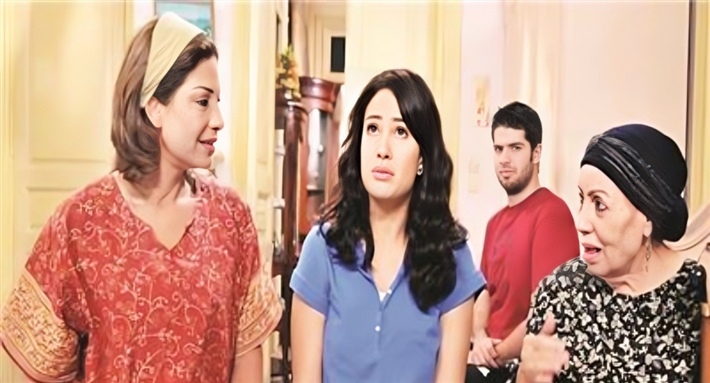 رجاء حسين وهند صبري وسوسن بدر في مشهد من مسلسل عايزة اتجوز