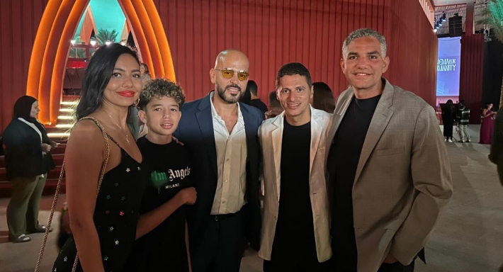 أبو يوجه رسالة دعم لزوجته نيهال لهيطة مصممة ديكور منطقة البلازا بمهرجان الجونة