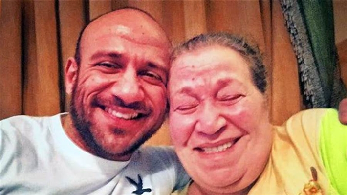 أحمد مكي ووالدته