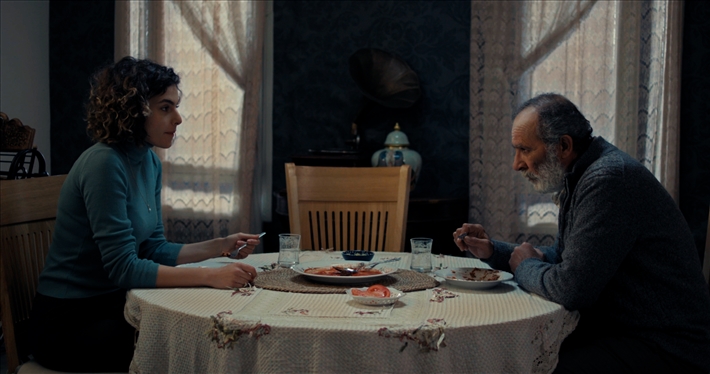 كامل الباشا وجيانا عواد في مشهد من فيلم (العشاء الأول)