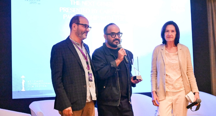 الناقد السعودي أحمد العياد بين الناقد عصام زكريا المدير الفني لمهرجان القاهرة السينمائي والناقدة الأمريكية ديبورا يونج