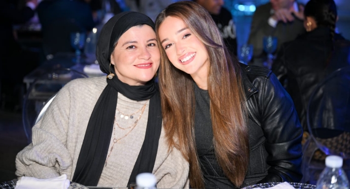 نور إيهاب ووالدتها سارة رضا