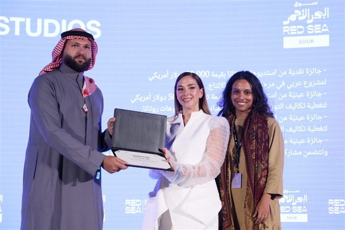 فاطمة البنوي وجائزتها في سوق مهرجان البحر الأحمر