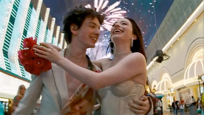 مشهد من فيلم (آنورا)