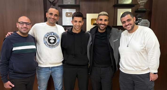 أحمد سعد مع فريق عمل أغنيته الجديدة