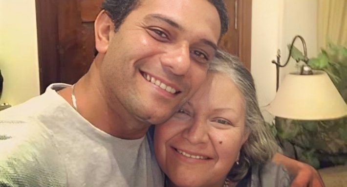 آسر ياسين ووالدته