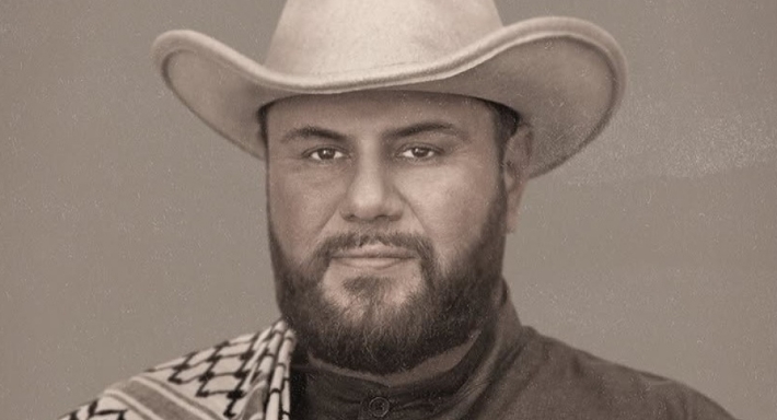 محمد عامر يرتدي قبعة راعي البقر الأمريكية والشال الفلسطيني