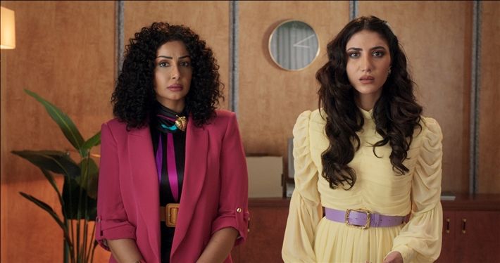 روان مهدي في دور (فريدة)  ومنى حسين في دور (منيرة)